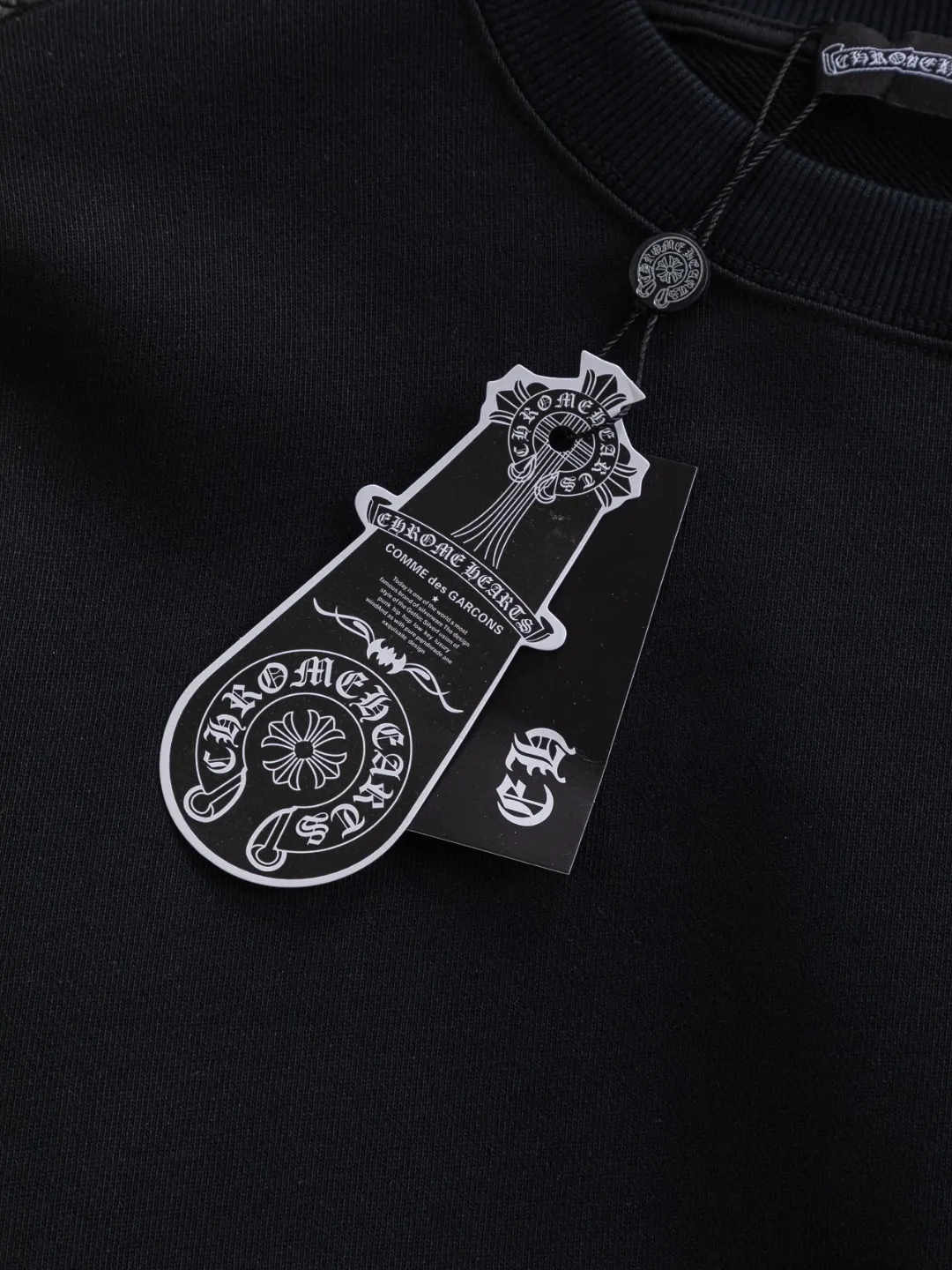 P240 Chrome Hearts CH Cross 25SS Autumn and Winter Sweatshirt Early Autumn Classic Colorful hand-painted horseshoe Sanskrit cross on the chest 🪡 embroidery Large logo on the back hand-painted horseshoe Sanskrit ✝️🪡 embroidery Round neck pullover sweatshirt, hot style coming, a style that both men and women like, same style for men and women, 100% chance of turning heads when you wear it when you go out! It’s all about being handsome. The designer’s classic sense is precisely grasped. The whole piece of clothing is heavy. Industrial washing process. Ready-made garments are dyed + sprayed for a horse effect. The double-wash process is very recognizable. It uses heavy washing to make it distressed. The edges of the patch are slightly rolled and naturally distressed. It has a three-dimensional sense of layering and a little damage. It is very visually lethal. It adheres to Kroxin's consistent rough style. The chest and back are large, and the horseshoe flower printed patch pattern is embroidered and decorated. It is also decorated with silver metal engraved distressed buttons. The classic elements full of brand recognition instantly enhance the overall sense of grade and specification. Its texture is quite high-end! The overall feeling is high-end, simple and elegant, with silver hardware accessories, a full set of customized accessories, and the pattern of the entire dress is all decorated with patchwork three-dimensional embroidery technology, which is the finishing touch of the entire dress. The design on the back is even more eye-catching! ! This full back is so cool, it’s full of design, and the overall upper body style highlights fashion and individuality. Wearing it together as a couple is even more popular on the street. I recommend the early autumn sweatshirt! ! The fabric is a unique 440g 100% cotton, which is skin-friendly, breathable, warm to the touch, firm in texture, and smooth in lines. It can be called a back killer, which has very strict requirements on craftsmanship and cost. The smooth neckline, flat cuffs and hems are large and tightly stitched, tight and orderly, and the details are perfect. The consistent OS version can be worn alone or layered. It is very casual, but very iconic! It is simply the flagship of high-end trendy brands and must be included in your wardrobe. It has the American fashion spirit of freedom and individuality, and is highly recognizable and stylized! Color: Black White Size: S-XL Size chart: S: Shoulder width 51-Bust 56-Length 69 M: Shoulder width 52.5-Bust 58-Length 71 L: Shoulder width 54-Bust 60-Length 73 XL: Shoulder width 55.5-Bust 62-Length 75